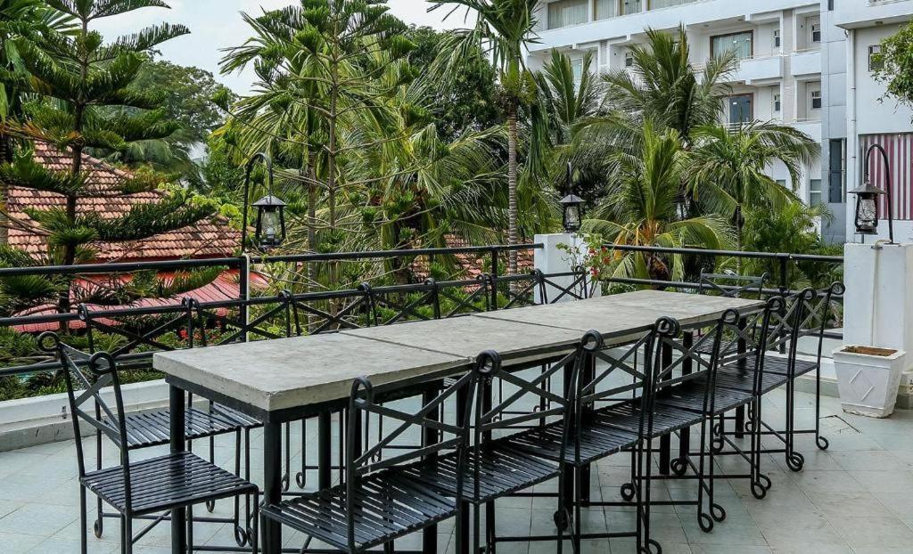 Green Grass Hotel & Restaurant Jaffna Esterno foto
