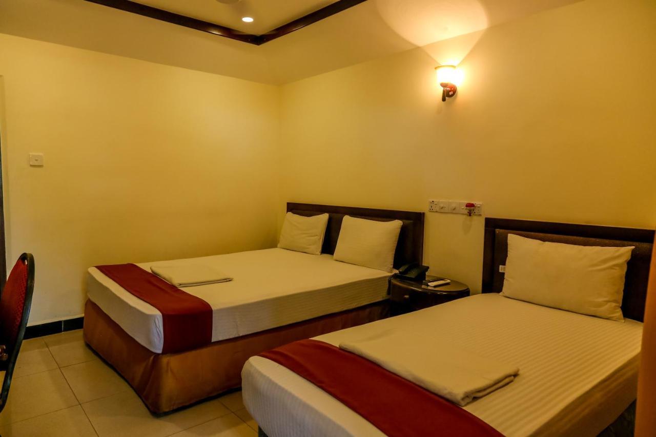 Green Grass Hotel & Restaurant Jaffna Esterno foto